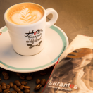 11.01.001 Carantos espresso mild 1kg Een blend van 100 % Arabica bonen
Er zijn twee belangrijke types koffiebonen : De Arabica soorten komen voornamelijk uit Zuid-Amerika. De bonen zijn groter dan Robusta, zachter van afdronk en bevatten minder cafeïne.
De Robusta komt hoofdzakelijk uit Afrika en Vietnam, is gemakkelijker te telen, en geeft grotere oogsten. Robusta is bitterder van smaak.

Een zoete en lichte afdronk
Deze blend bevat koffie afkomstig uit top plantages in Brazilië, Guatemala, Costa Rica en Kenia. Wij mengen deze veelheid van smaken tot een evenwichtig geheel die uw smakenpallet zeker gaat verrassen.

Gebruik van Carantos Mild
In boontjes is deze koffie ideaal voor het bereiden van een perfecte kop espresso.
Gemalen is de Carantos Mild de perfecte koffie voor ontbijt of de namiddagkoffie met het filterapparaat. Gebruik hiervoor -+ 5 gram per kop. koffiebonen.jpg